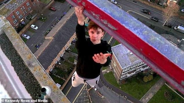 Элвис Богданов показывает экстремальные трюки и выкла...