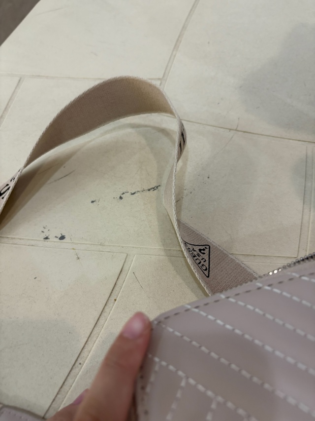 На фудкорте тц Орех на некоторых столах есть краска (ил...