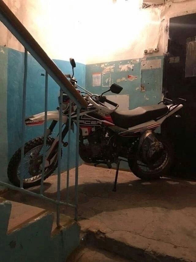 Парковка прям в доме - почему бы и нет. Где только этих п...