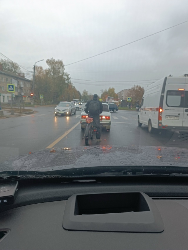 Велосипедисты, для вас ПДД не писано? Вы уже достали на ...