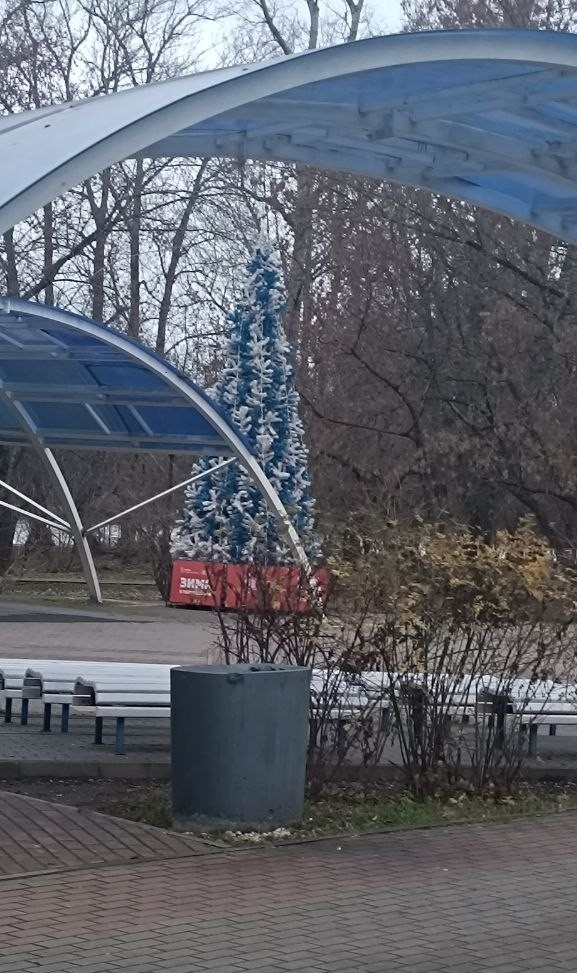 В Балашихе уже стали замечать новогодние ёлки! 🎄
Без ?...