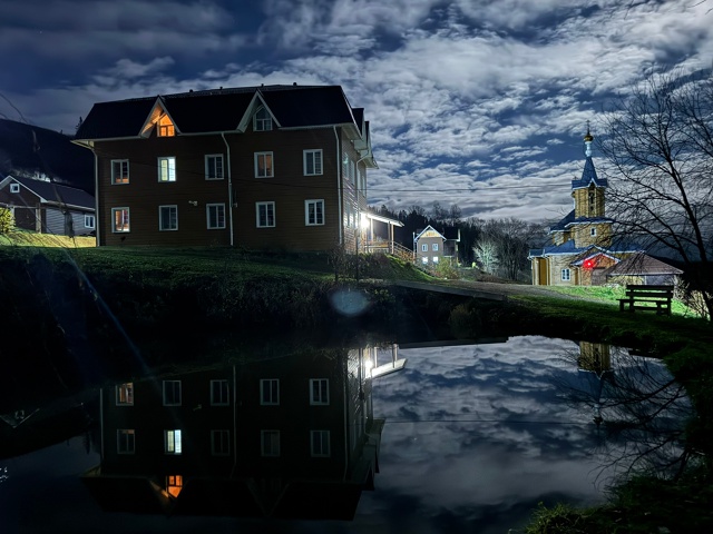 Красоты мужского монастыря в ночи.
Фото: Тихвинский му...