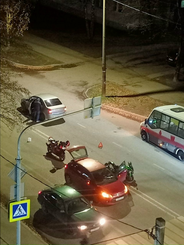 🚘В Смоленске произошло ДТП с участием мотоцикла и лег...