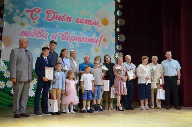 8 июля, в День семьи, любви и верности в зрительном зале ...