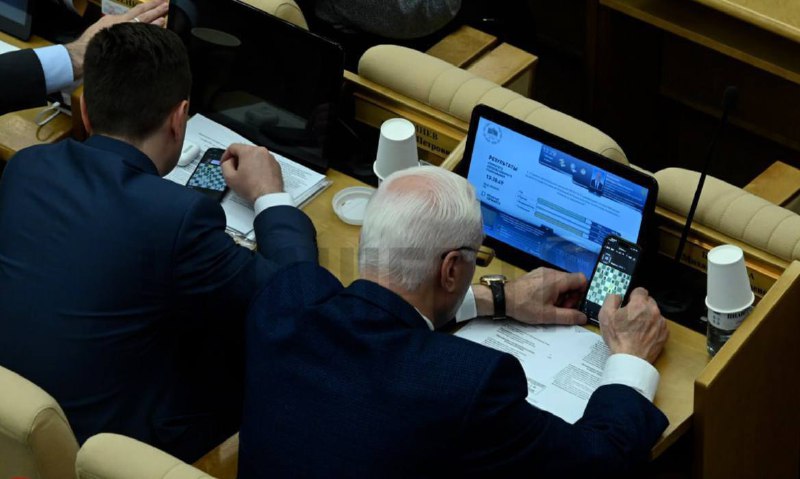 Ничего необычного, просто депутаты во время заседания играют в шахматы.
Тяжелая работа, понимать н