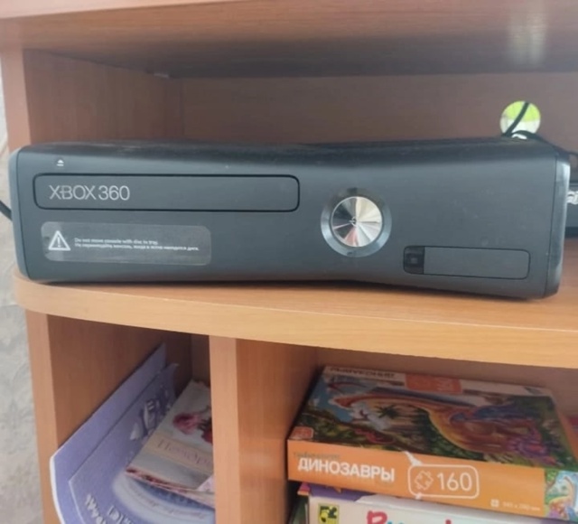 Анон. Продам Xbox 360 с 2 джойстиками и игры: FIFA 18, FIFA 15, FIFA (PES...