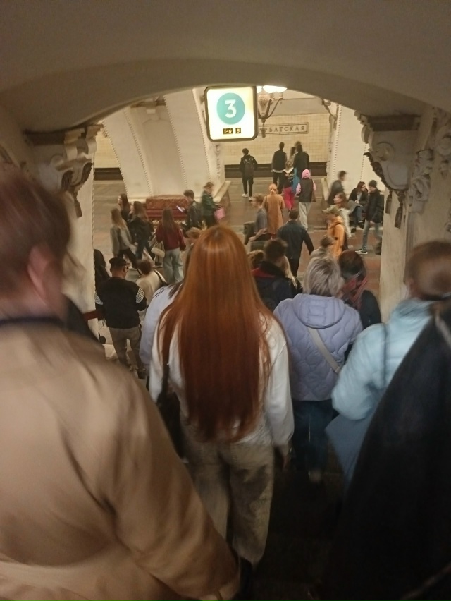 23.09 примерно в 14 :50
Переход с Боровицкой на Арбатскую
Оч...