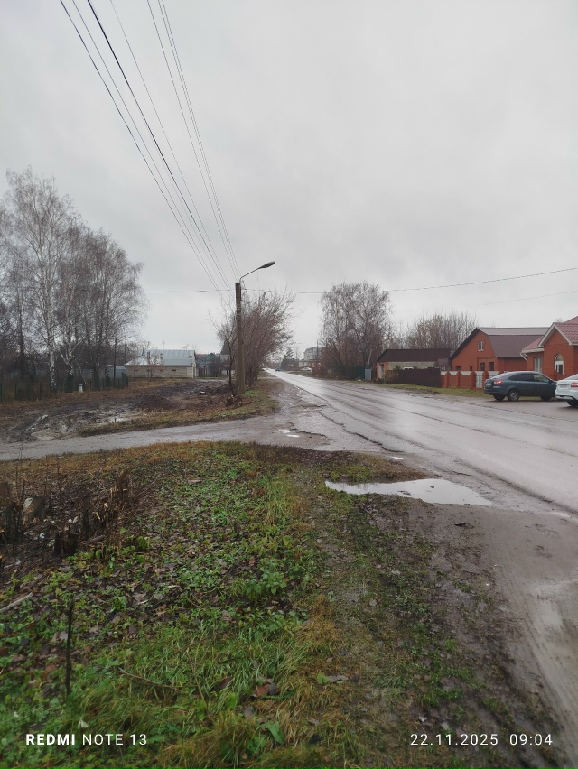 Отсутствие тротуаров.