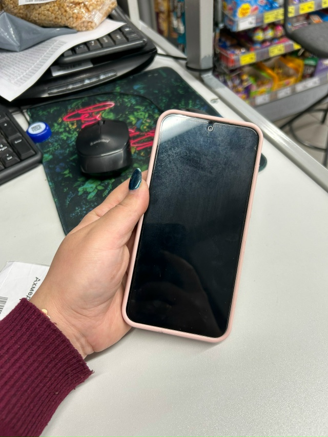 Оставили телефон, Магнит на Урале.
Он у кассира.