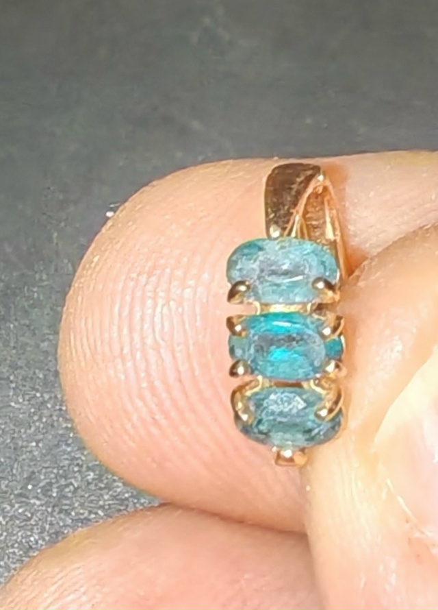 Здравствуйте. Найдена золотая серёжка с тремя камнями....