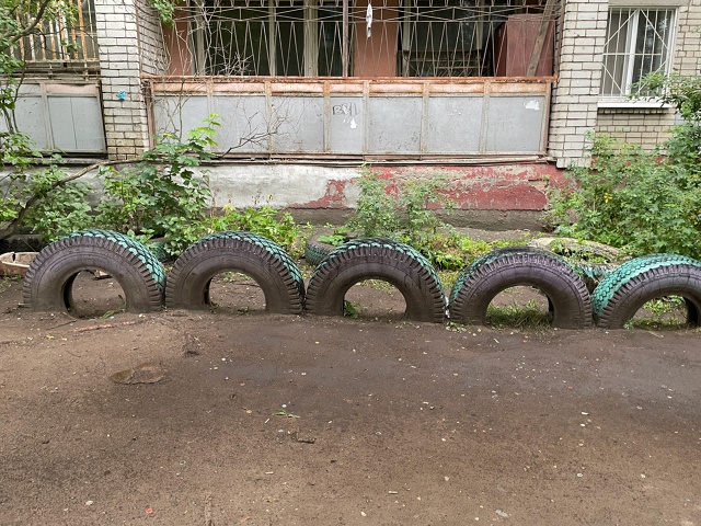 Во всех дворах приказано убрать покрышки. Выкопали все...
