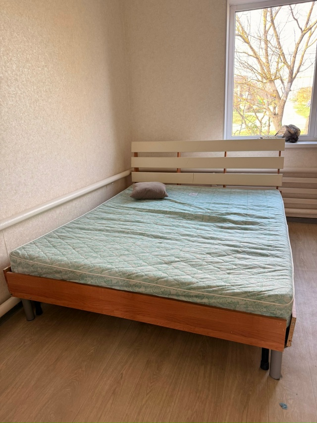 Отдам кровать с матрасом. Есть трещина на изголовье, но...