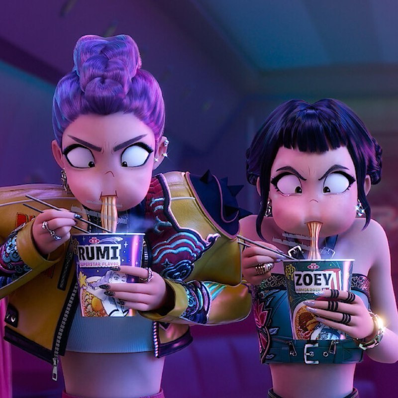 Еда — язык любви
Рей Ами, исполняющая песни Зои в фильме "Кей-поп-охотницы на демонов" (KPop Demon