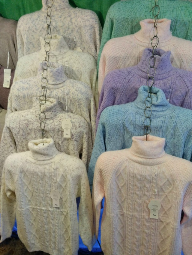 В вещевой палатке с торца здания Дома Быта 22-го октября...