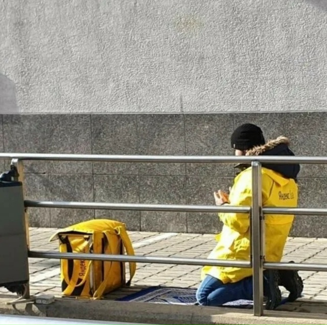 Курьерам-мусульманам запретили доставлять алкоголь, с...