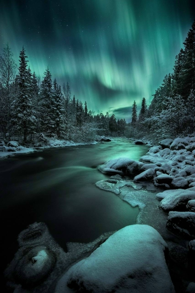 Северное сияние над заполярными речками — заворажива?...