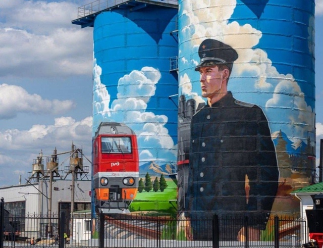 На станции Екатеринбург-Пассажирский появился яркий а...
