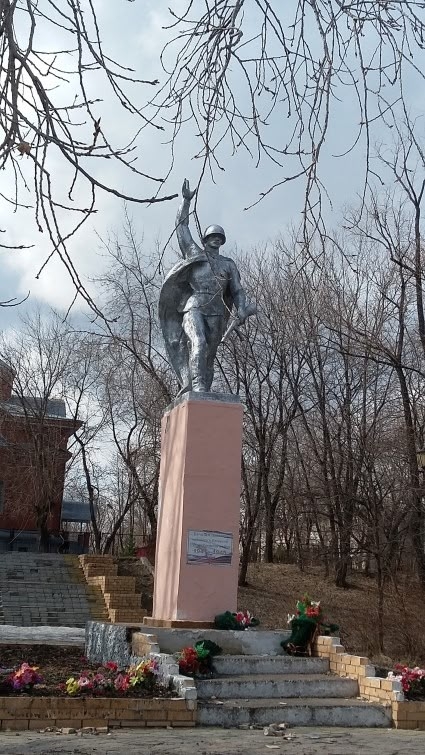 ПОЗДНЯЯ ОСЕНЬ
Уж падать нечему с деревьев.
Костёр кле?...