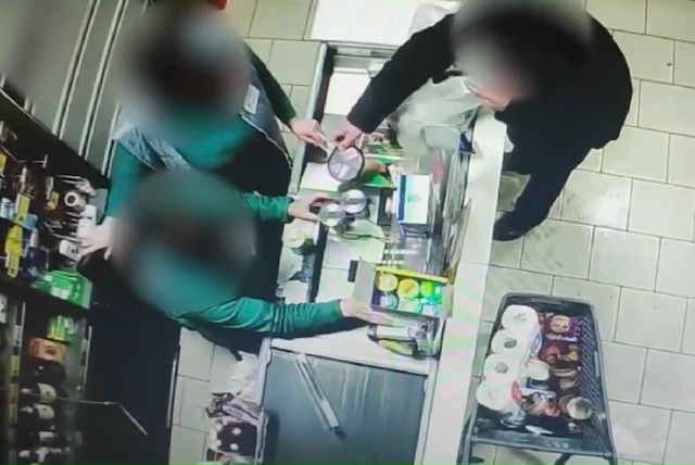 В Курске мужчина нашел и потратил чужую банковскую кар...