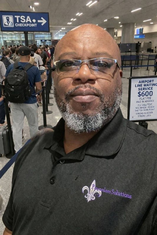 Американец стоит в очередях за вас и получает за это деньги.
Мужчина включает себе Netflix и берет