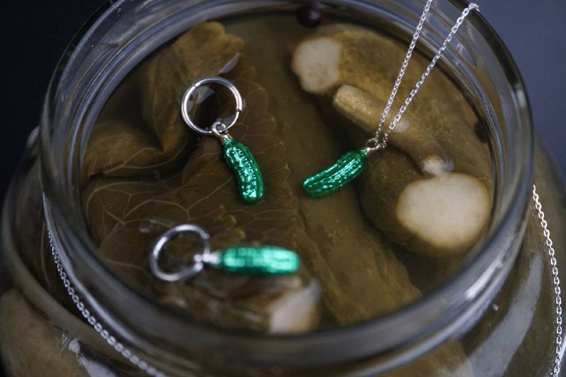 Прикол: дизайнер Snap Kate выпустила кулон в виде главной закуски новогоднего стола — маринованного