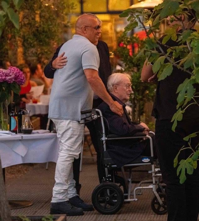 СТАРИНА, ЖИВИ 💔 Как грустно видеть Майкла Кейна в крес...