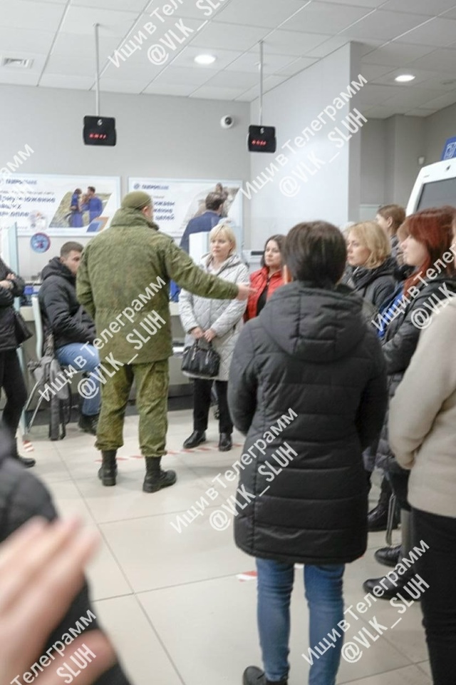 Сегодня в банке был ад.
Очередь обычная, люди с пакетам?...