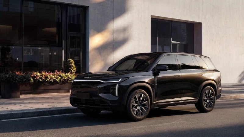 🚐 Стартовали предзаказы на новый гибридный кроссовер UMO 8 Модель получила полный привод, панорамну