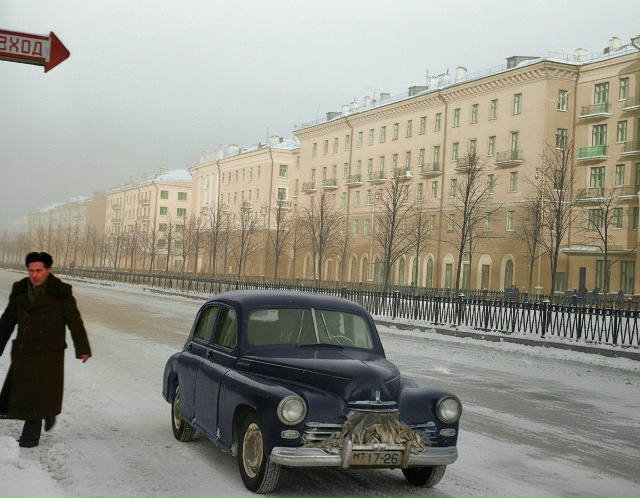 Комсомольский проспект с еще маленькими деревьями