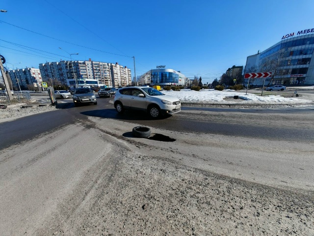 😶 Провалов асфальта мало не бывает!
Куряне делятся и...