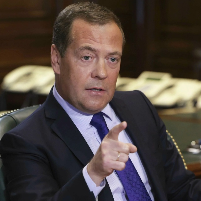 Медведев: Мигранты должны покидать РФ после выполнени?...