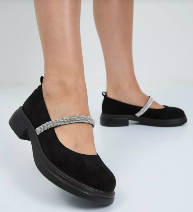 Отдам новые туфли школьные 36 размер, за коробочку Рафа?...