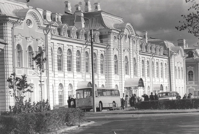 Петродворец. Фрейлинский дом. 1988 г.
Центральный госуд...