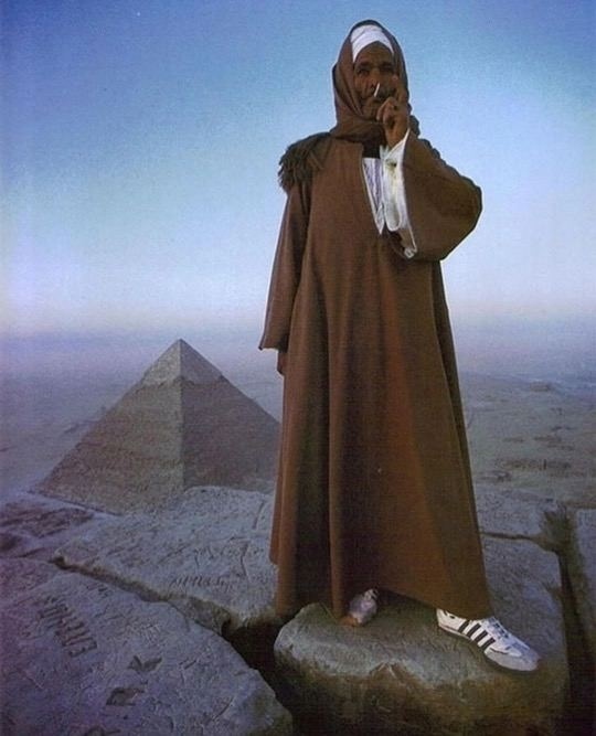 Бедуин на вершине Beликой пирамиды Гизы, Египет, 1981 год.