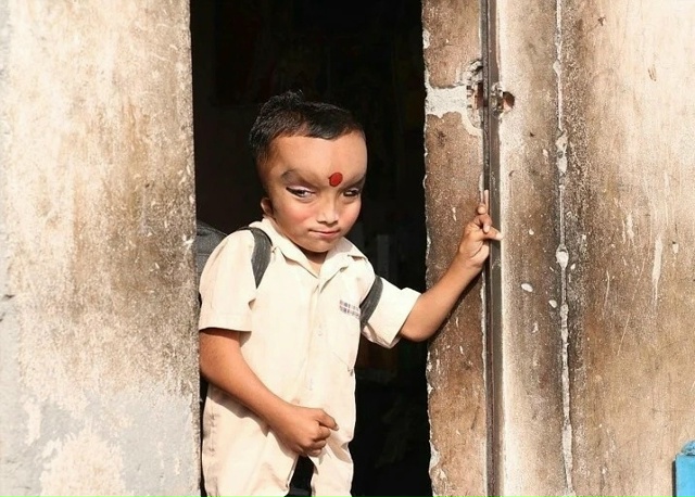 В Индии, в небольшой деревне люди поклоняются мальчику...