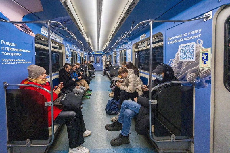 На синей ветке питерского метро обновка: поезд для шопоголиков с шестью тематическими вагончиками —