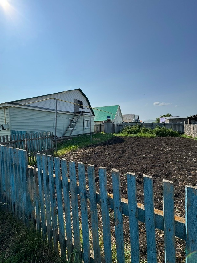 Пpoдаeтся дом c большим земельным участкoм в с. Октябрьск...