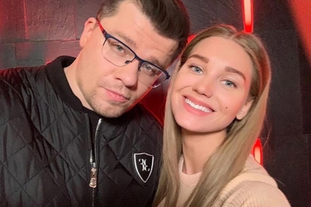 Гарик Харламов живет с двумя женами в одном доме.
Его ?...