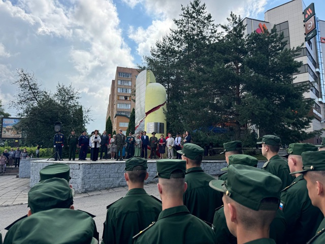 У памятника воинам ПВО в Можайске прошло торжественно?...
