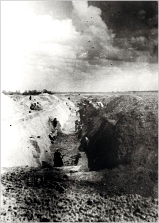 1) Расчет зенитного пулемета на защите г. Тулы.
2) Баррик...