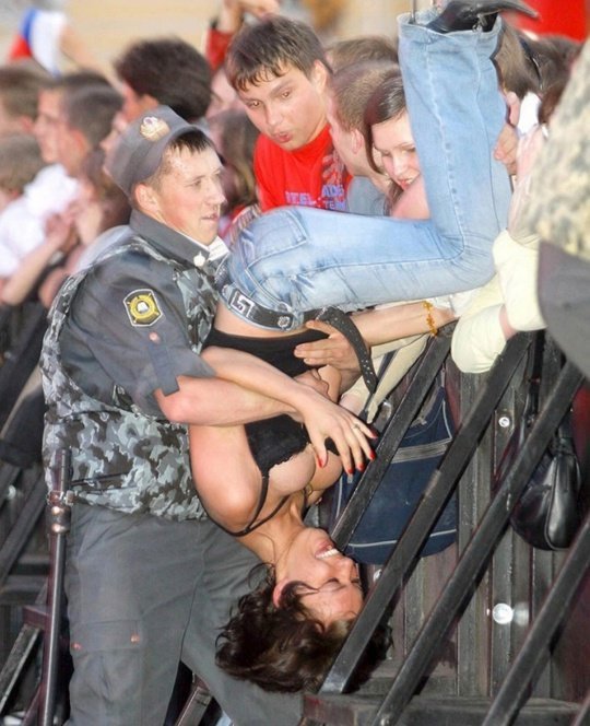 Да ей вообще всё по барабану!
