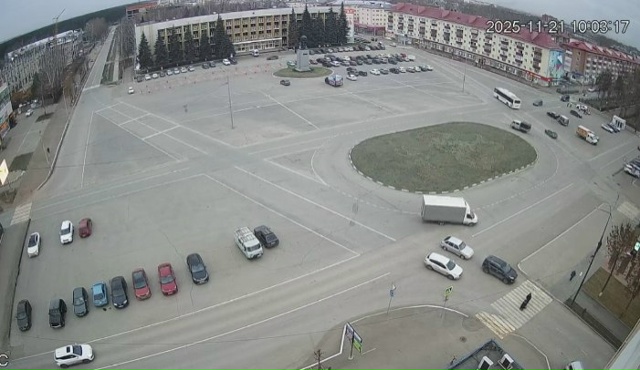 Что за суета в центре города? Дворники толпой песок мет...