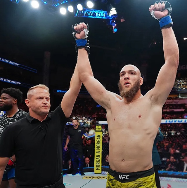 Бразильский боец UFC выходит под русскую песню и учит яз...