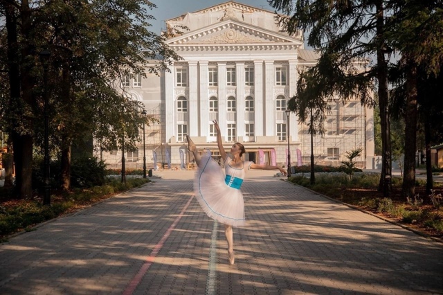 Балерина Александра и eё тaнец на yлицах любимого гoрода...
