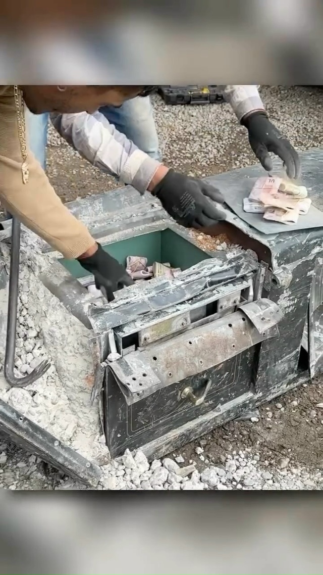 Вскрытие старого сейфа