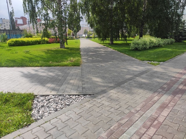 Кто-то додумался сделать отсыпку на углах, т.к. народ по...