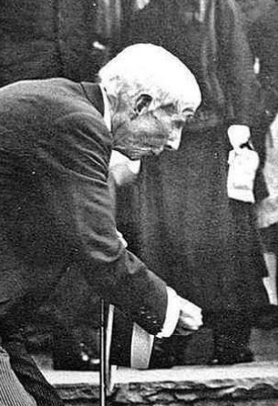 Μиллиapдep Джοн Ροκфeллep дapит peбeнκу мοнeтκу в пять цeнтοв...