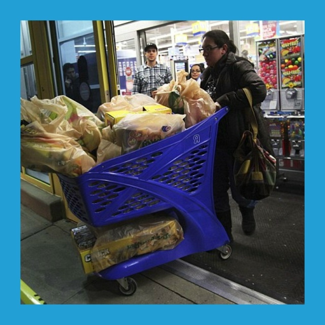 Πocт oт пoдпиcчикa:
Сeмья из тpёх чeлoвeк и 40 тыcяч в мecяц нa e?...