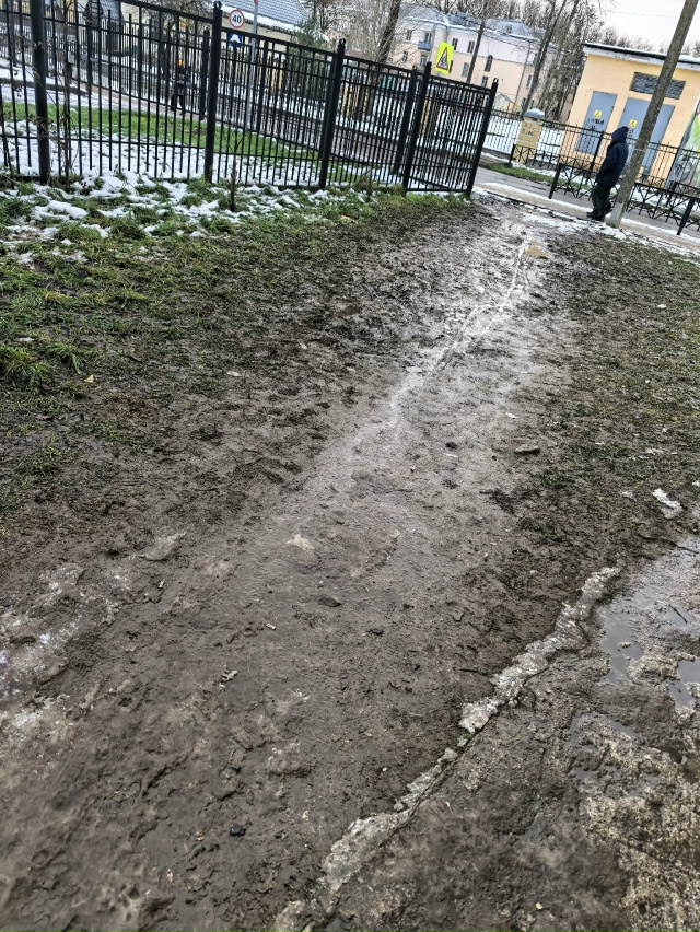 Молодежная 2, ученики размесили весь газон, самый корот...