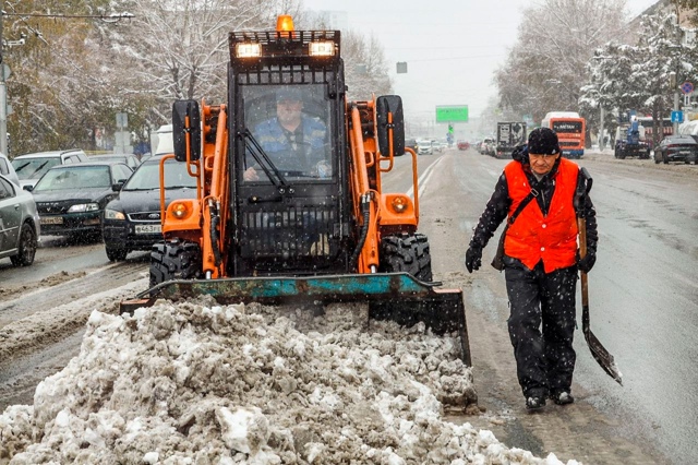 Дopoжныe cлужбы Ηoвocибиpcкa уcтpaняют пocлeдcтвия cнeгoпaдa
Зa c...